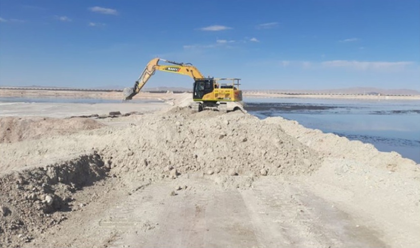 Vista de maquinaria en faena minera para movimiento de tierra y relaves.