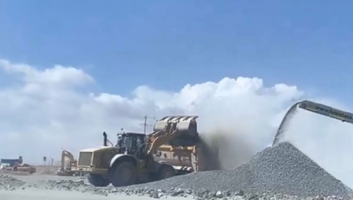 Instalación y construcción de plataformas y accesos en el botadero de ripios Fase VIII.